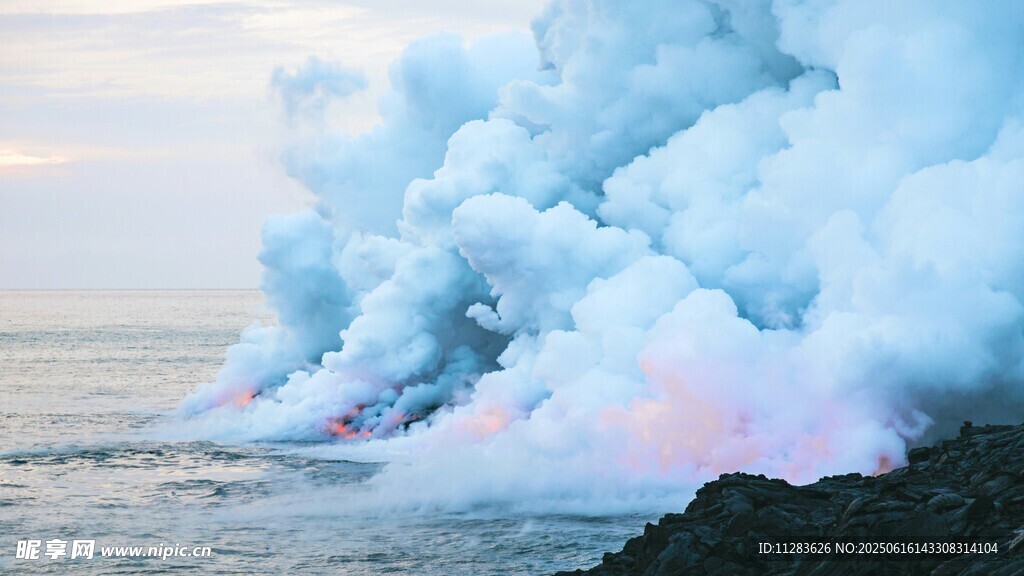 海边火山喷发壮观景象