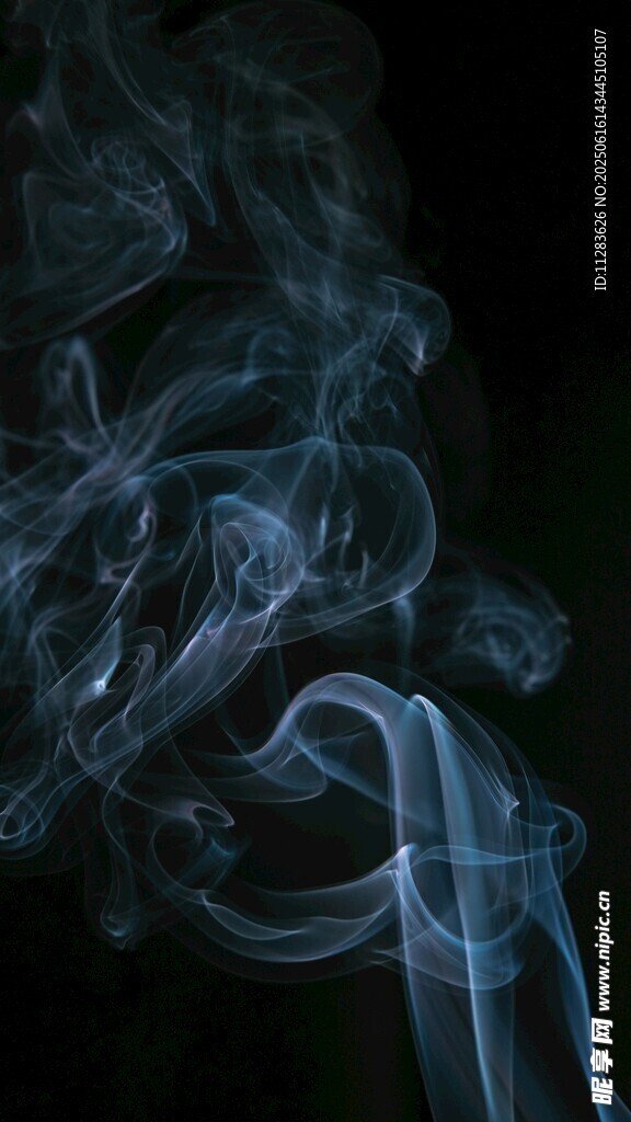 黑色背景下的梦幻烟雾