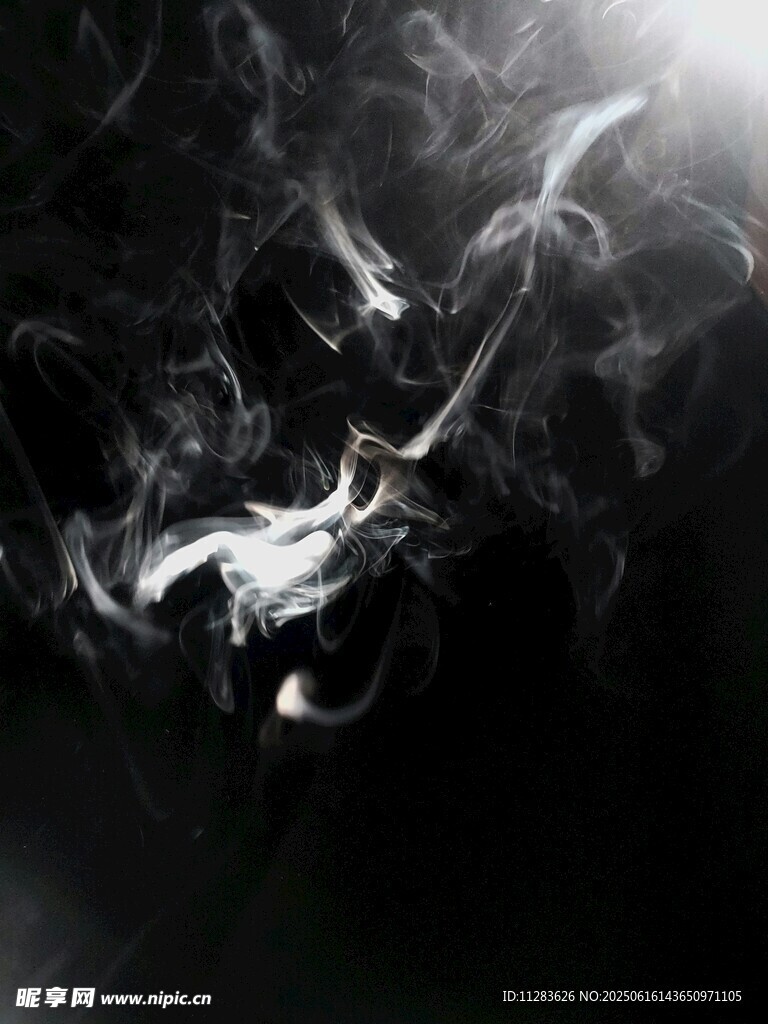 黑色背景中的烟雾形态