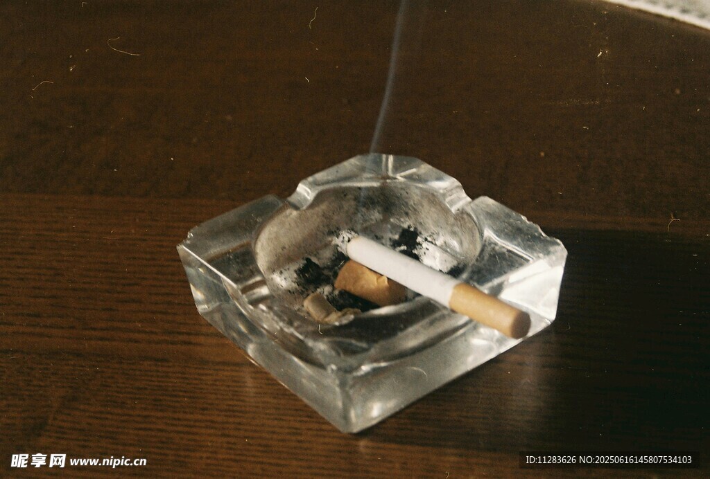 透明烟灰缸中燃着香烟