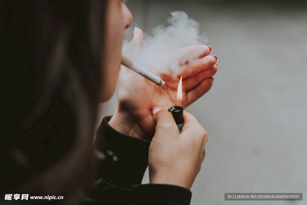 女子点燃香烟瞬间