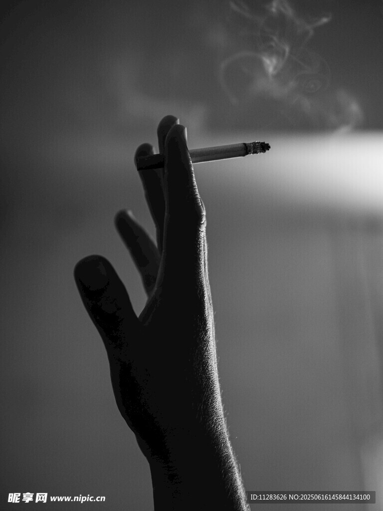 手托香烟的剪影瞬间