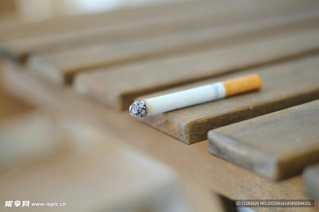 木桌上的一支香烟