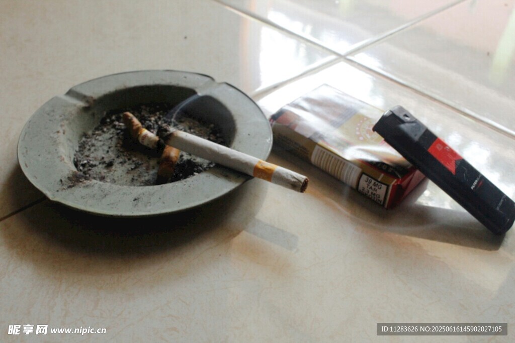 烟灰缸旁的香烟与打火机