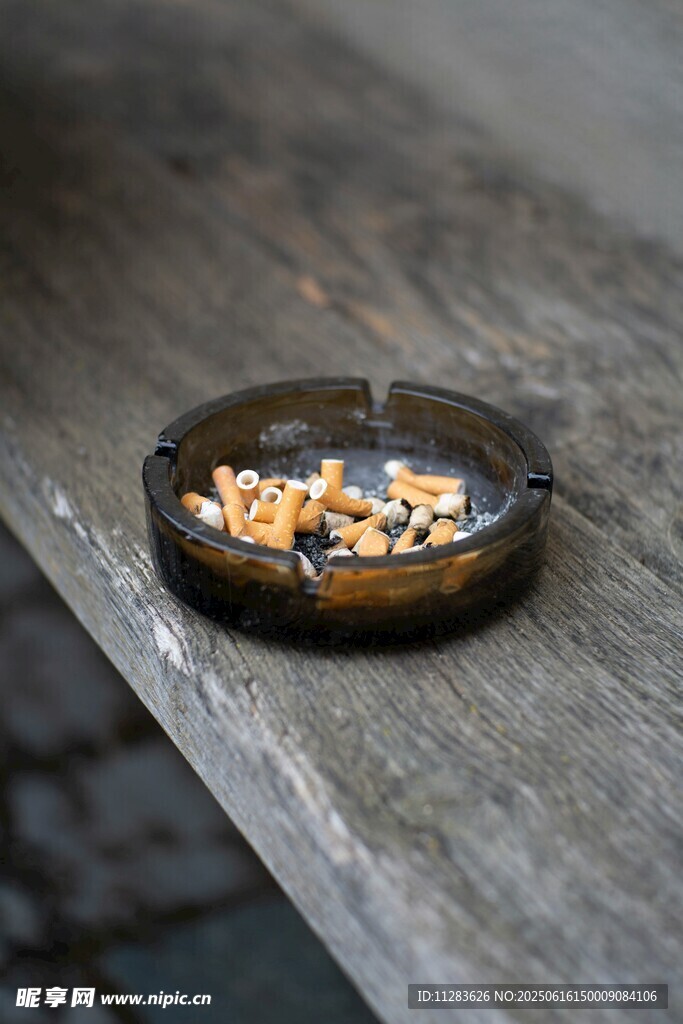 烟灰缸内的烟蒂