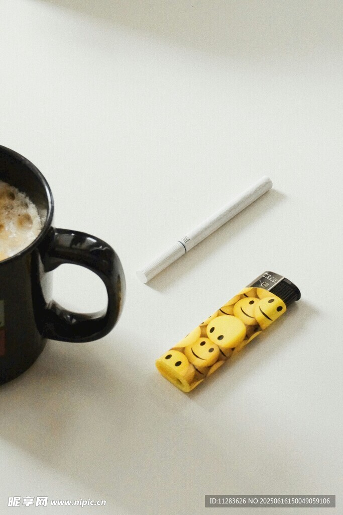 咖啡旁的打火机与吸管