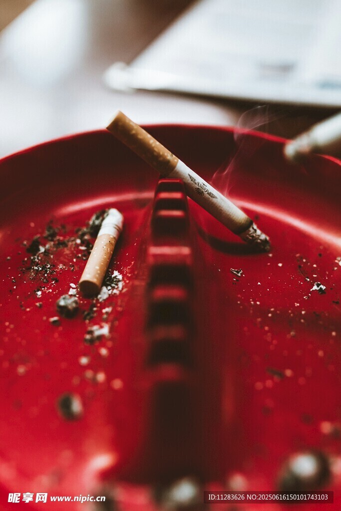 红色烟灰缸内的烟蒂
