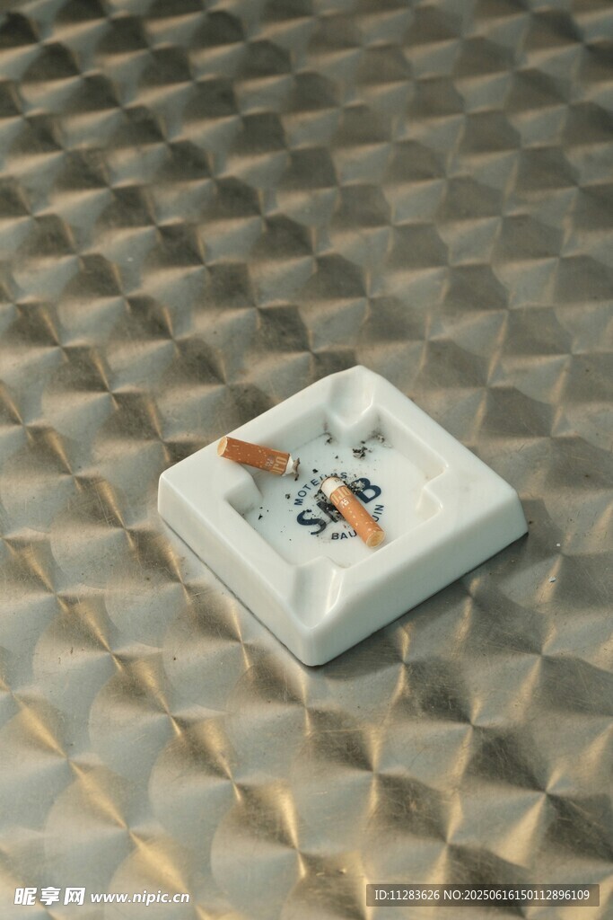 烟灰缸
