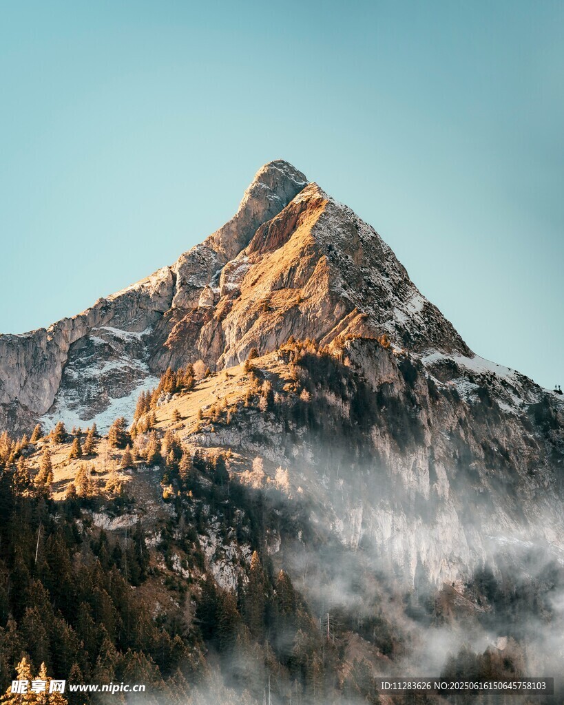 金色山峰云雾缭绕美景