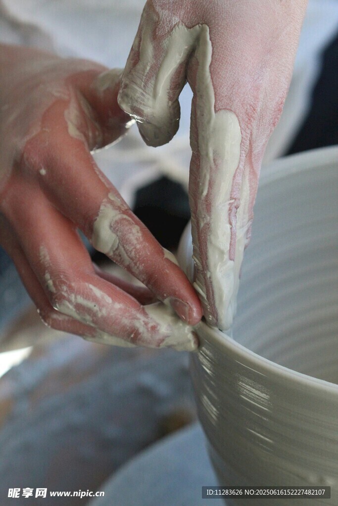 手工陶艺制作中的手部特写