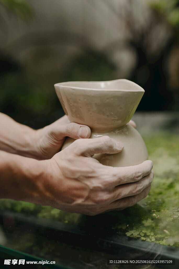 双手捧持古朴陶瓷器皿