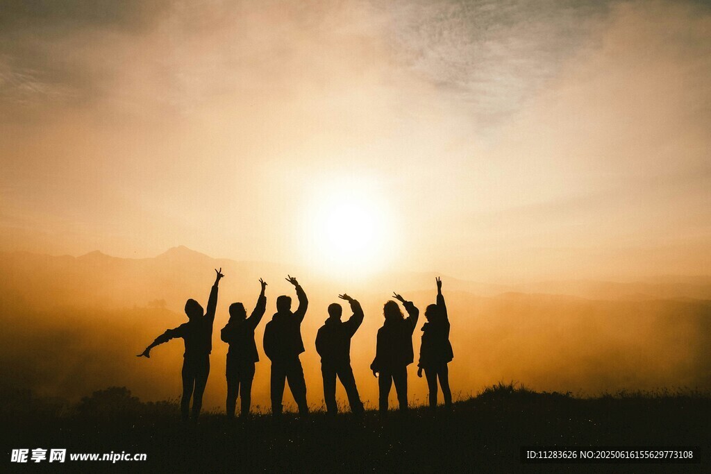 夕阳下的青春活力身影