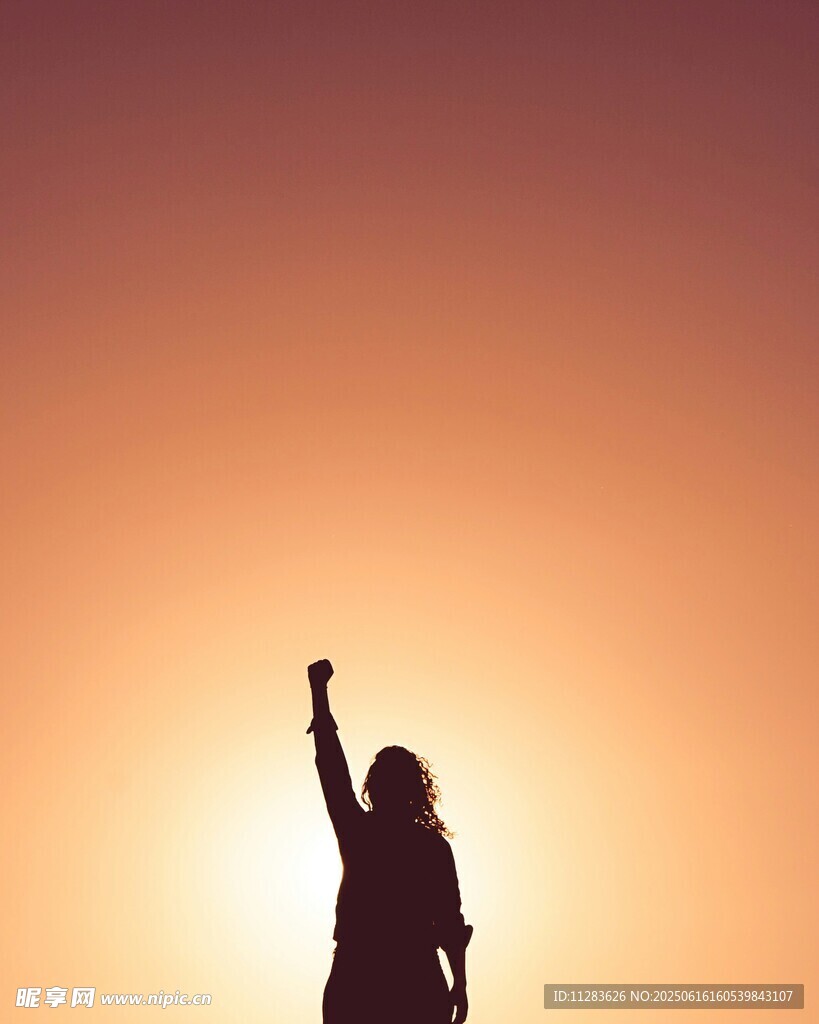 夕阳下的励志剪影