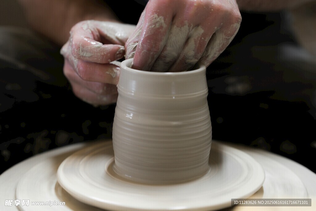手工陶艺制作瞬间