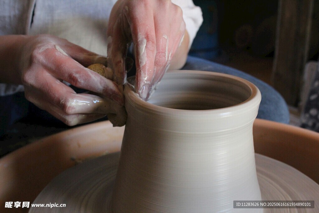 手工陶艺制作瞬间