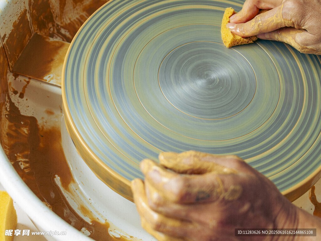 手工陶艺制作中的拉坯瞬间