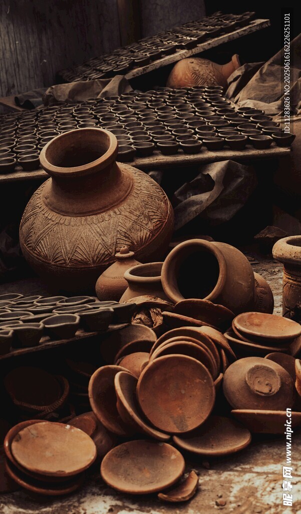 古朴陶器堆叠展示