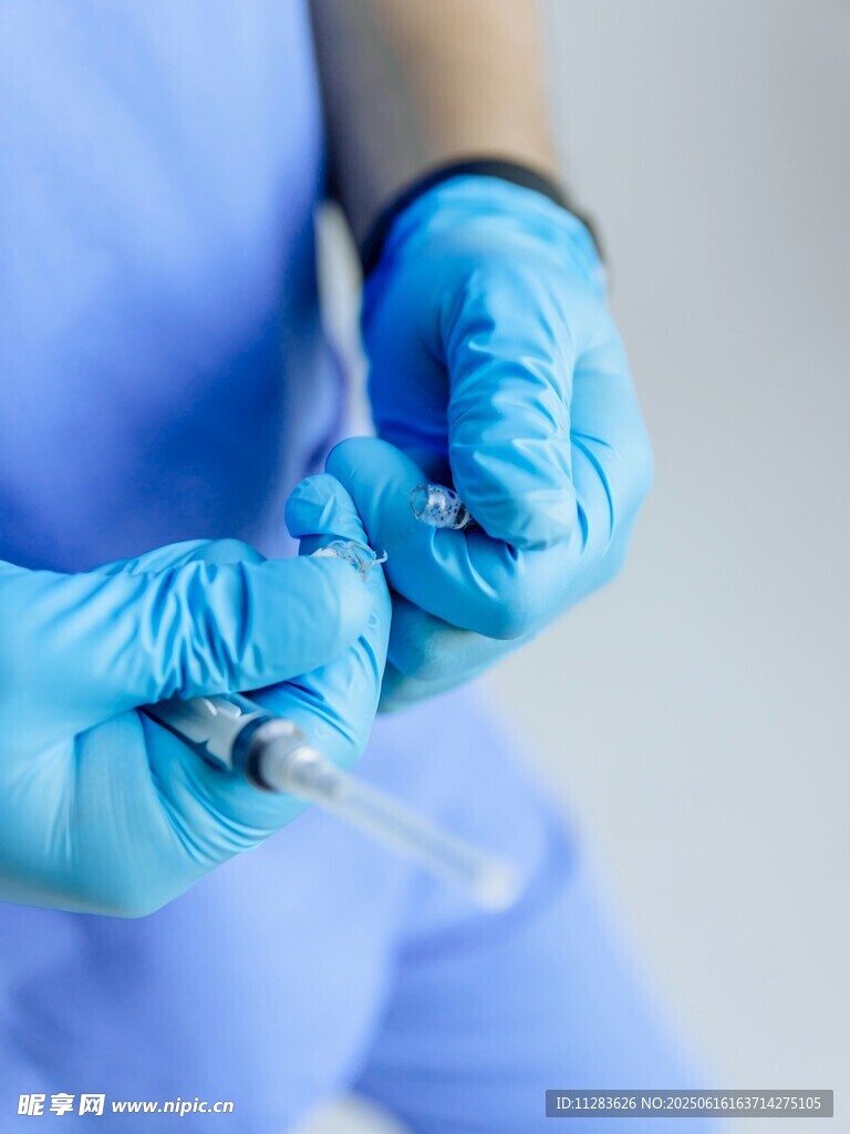 医护人员手持注射器