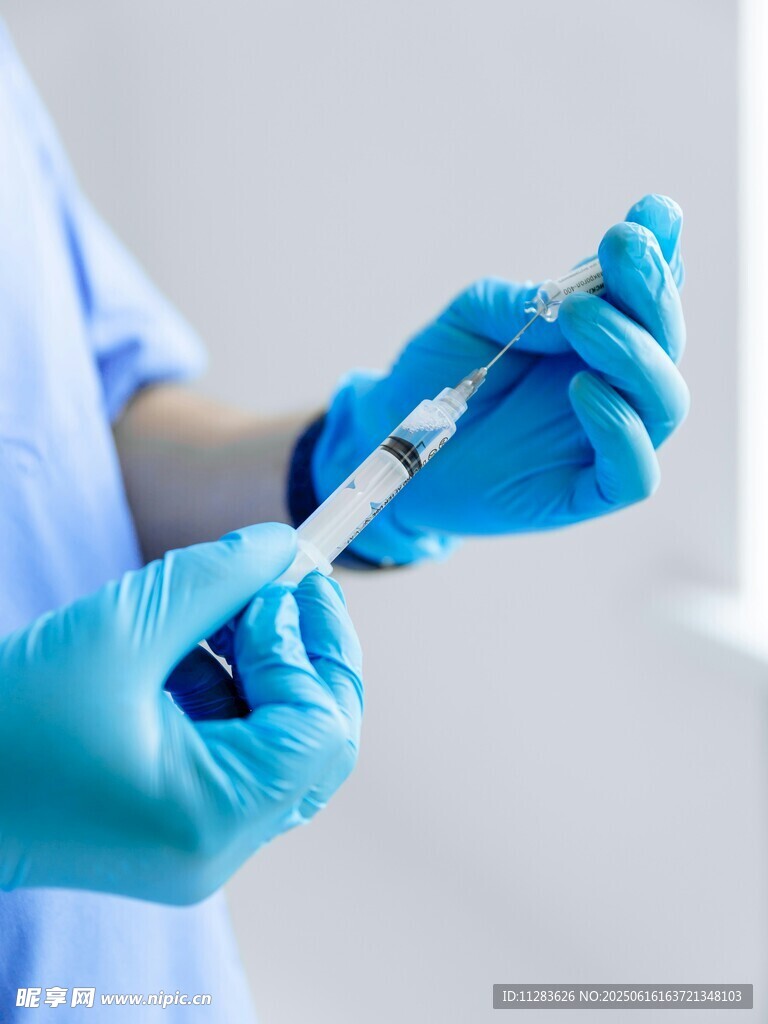 医护人员手持注射器准备注射