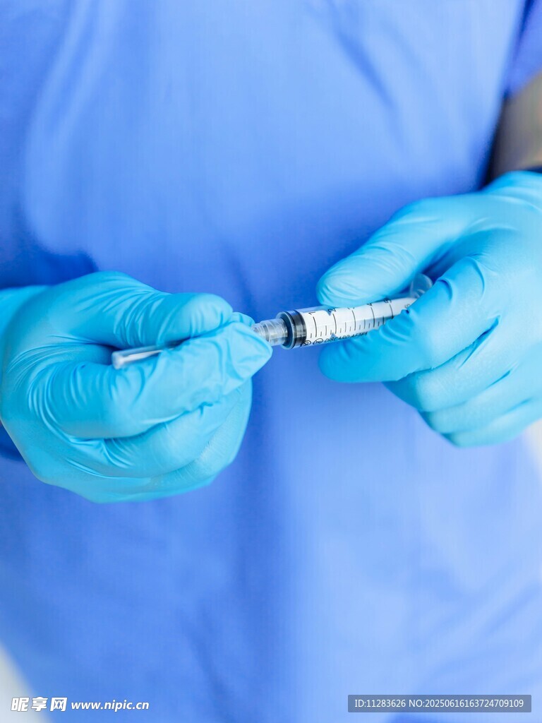 医护人员手持注射器