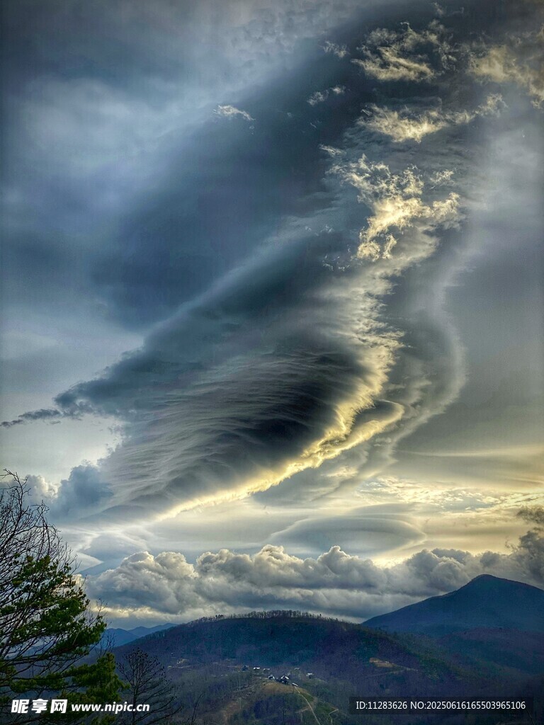 壮丽云海下的山峦景观
