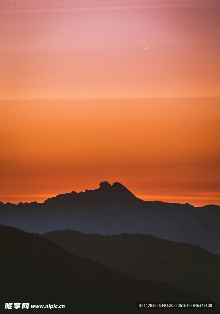 日落时分的壮丽山峦