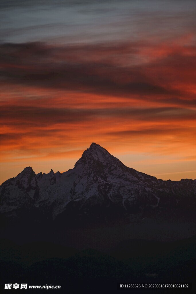 壮丽雪山日落美景