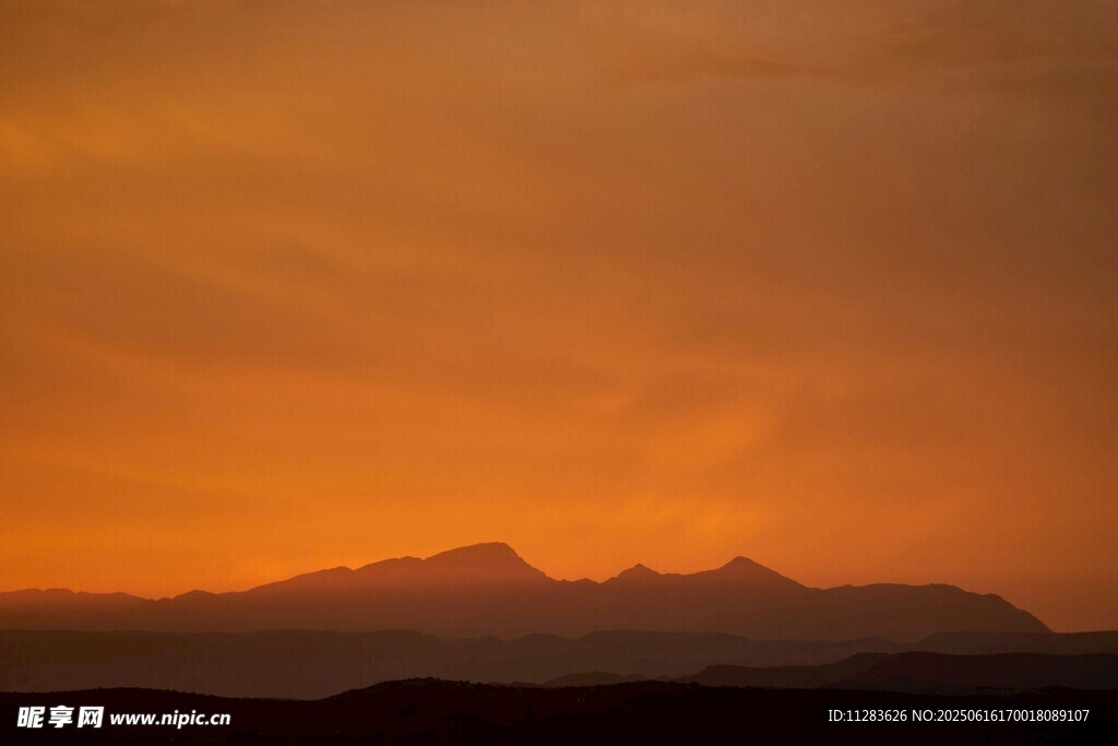 夕阳下的山峦美景