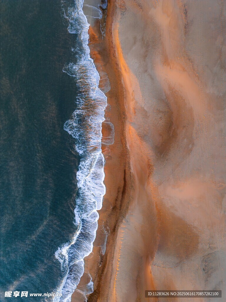 海浪轻吻沙滩的美丽瞬间