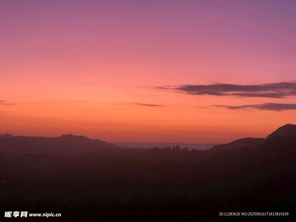 黄昏时分的山峦美景