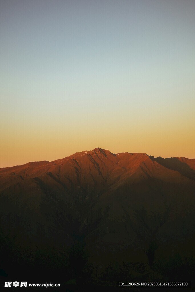 黄昏下的山峦美景