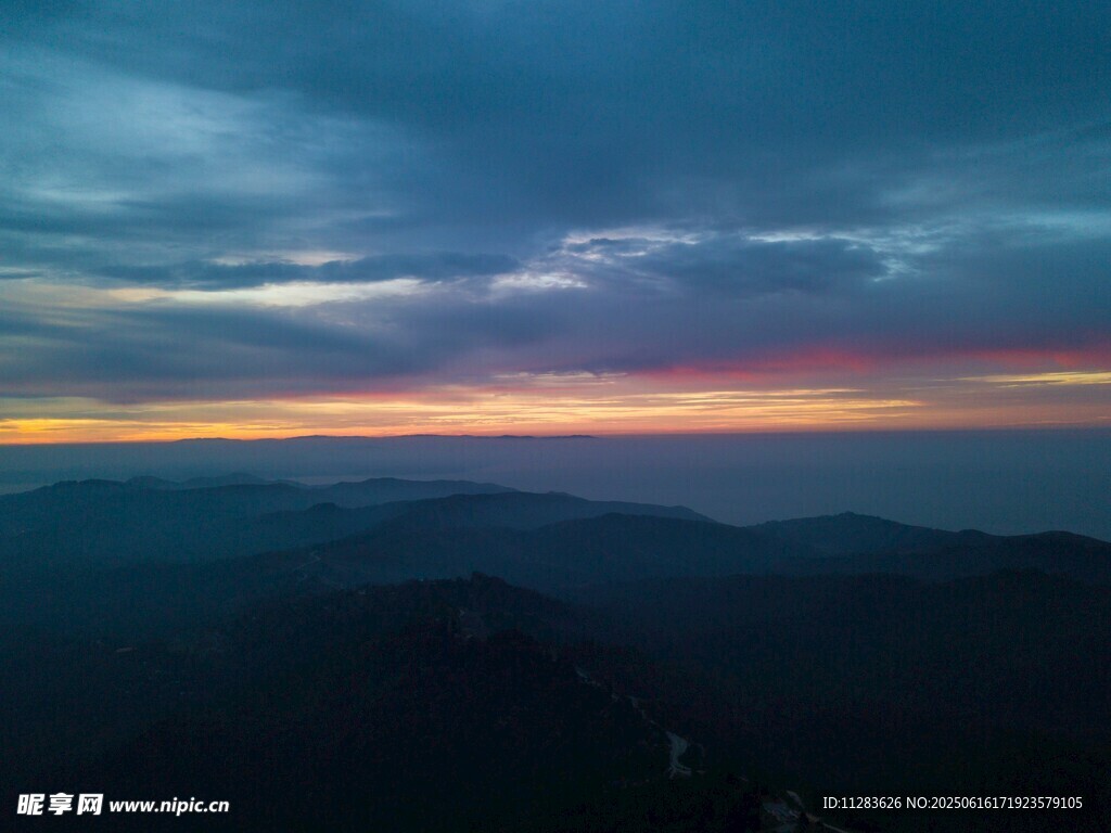 壮丽山间晚霞美景