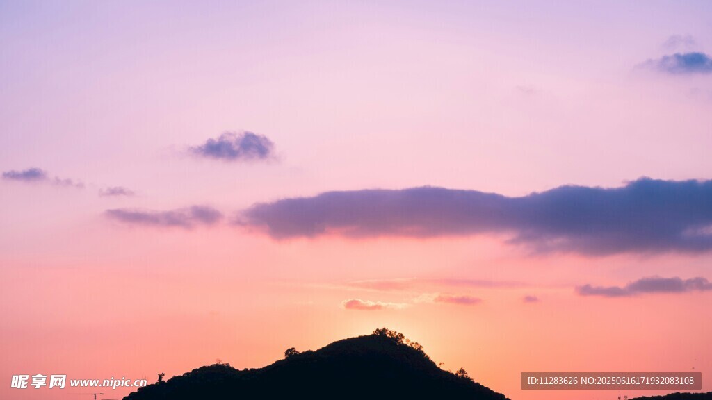 日落时分的山峦美景