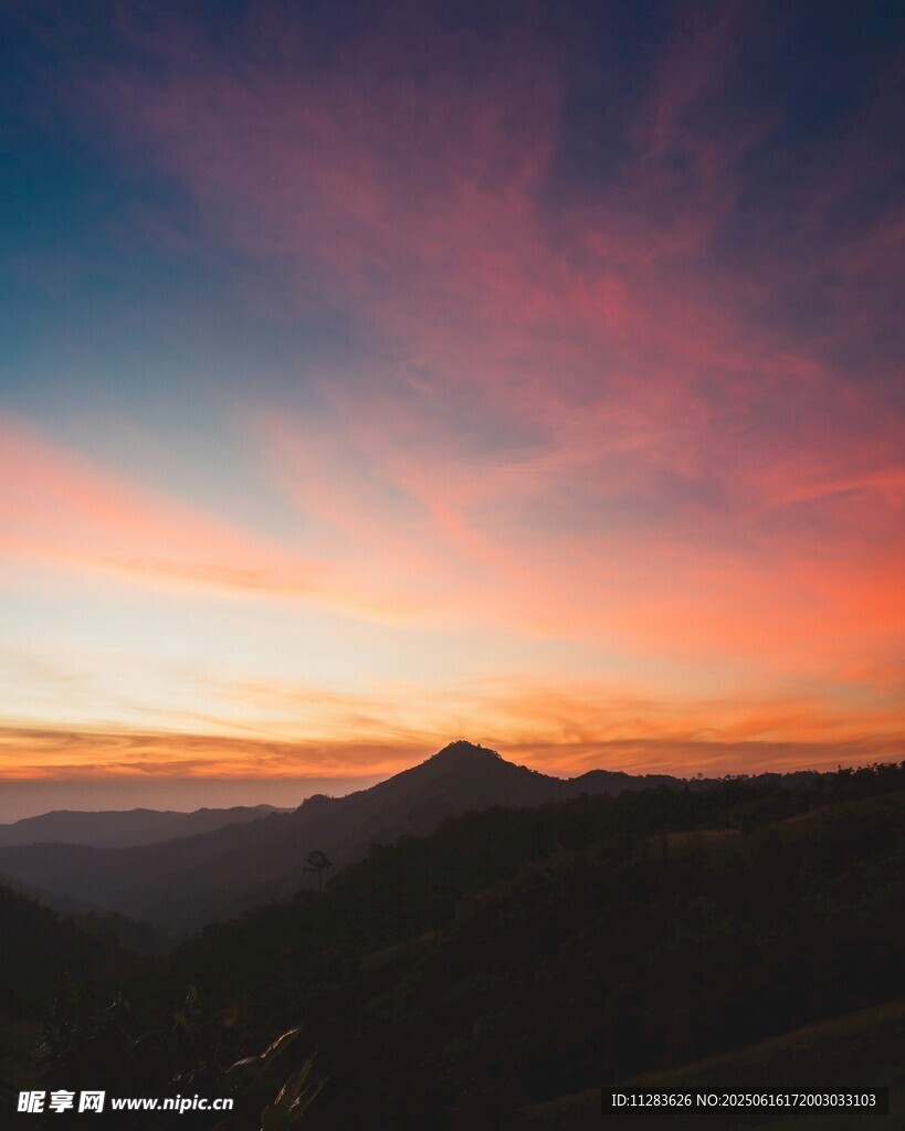 壮丽晚霞下的山峦美景