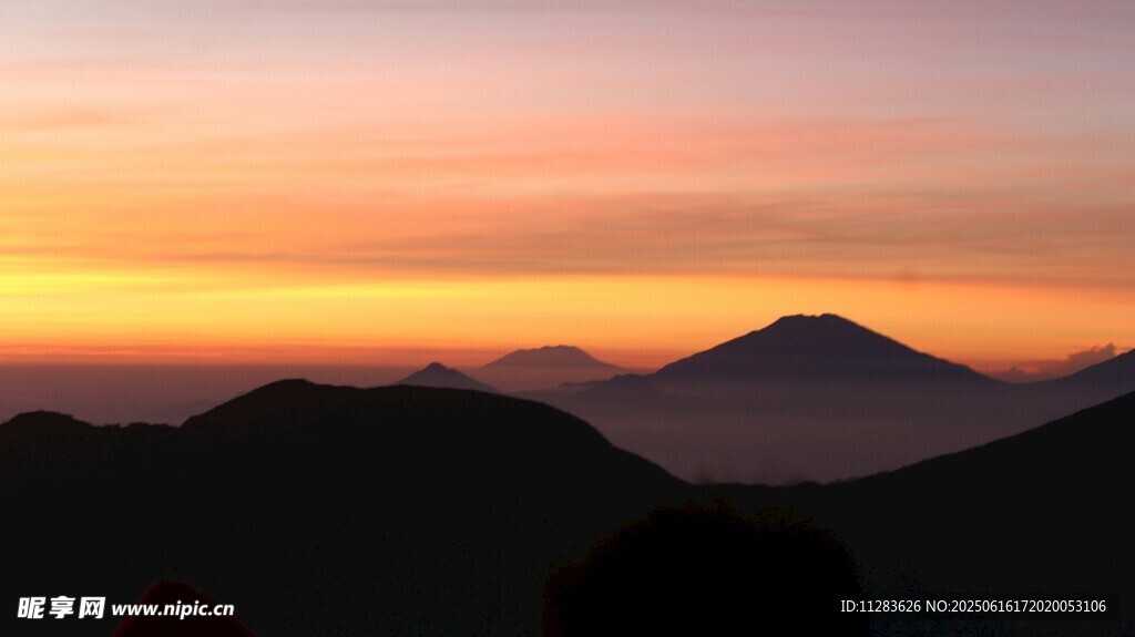 日出时分的壮丽山峦景色