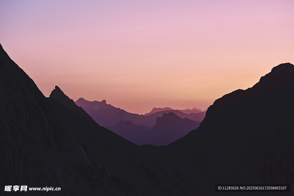 黄昏下的山峦剪影