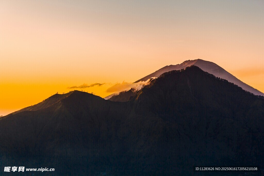 日落时分的壮丽山峰