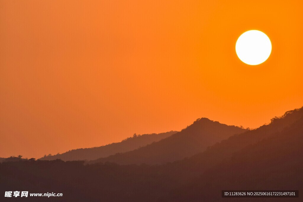 夕阳下的山峦美景