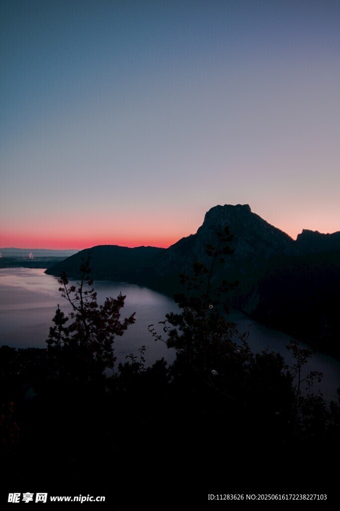 日出时分的山水美景