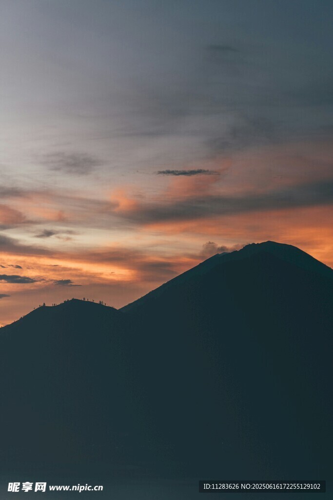 日落时分的山峦剪影