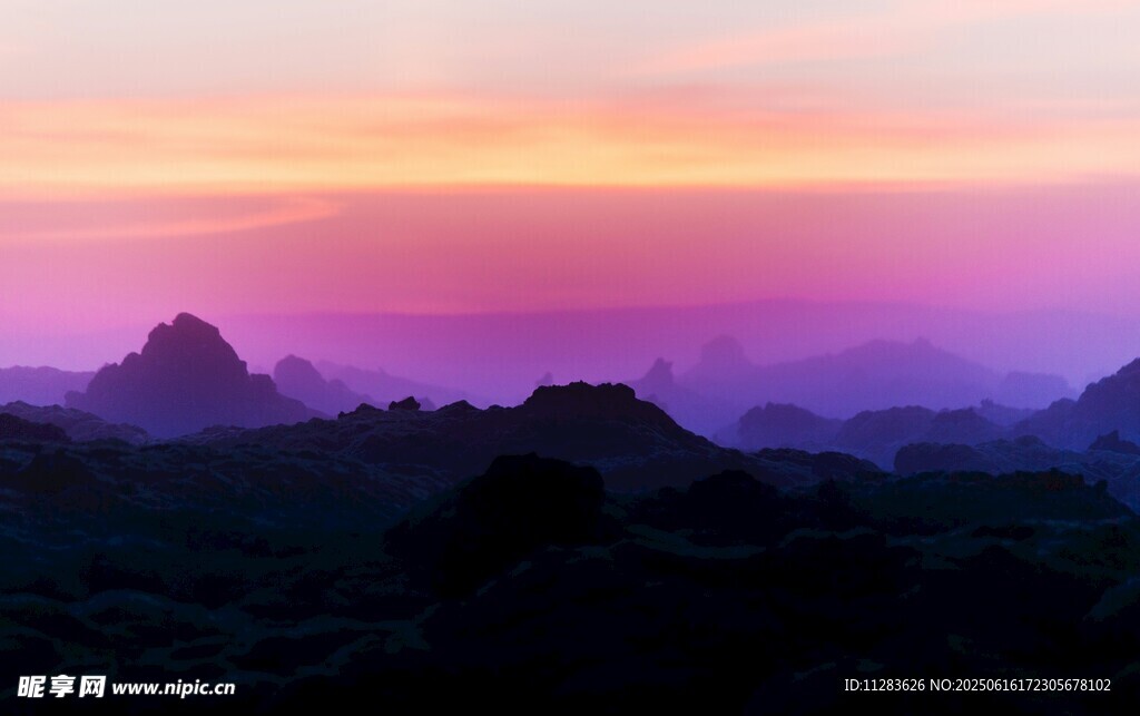 日落时分的山峦美景