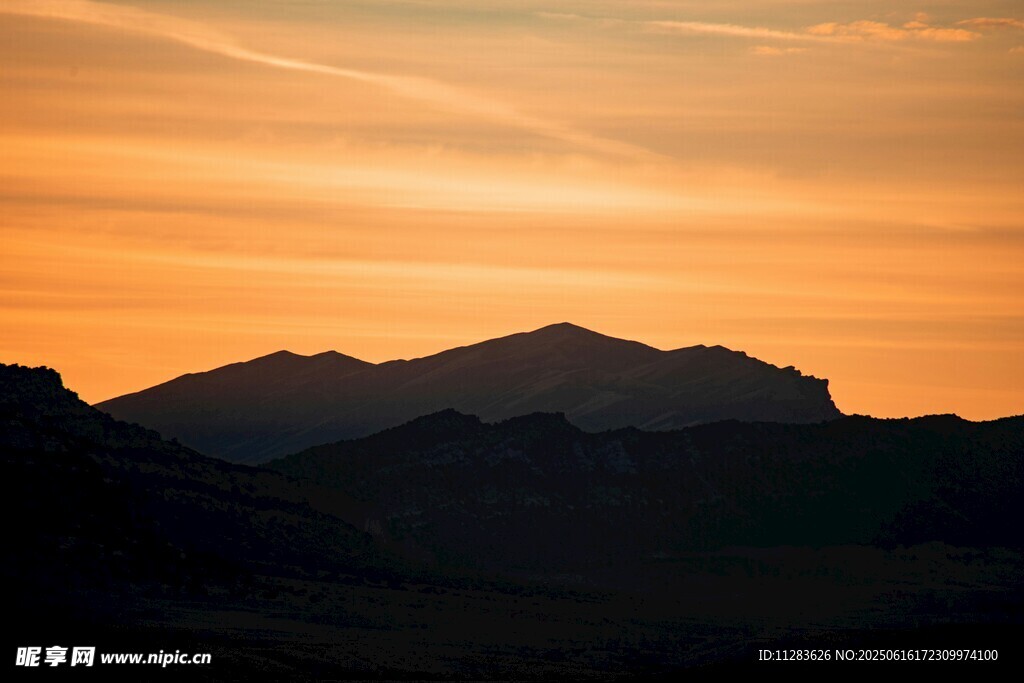 夕阳下的壮丽山峦