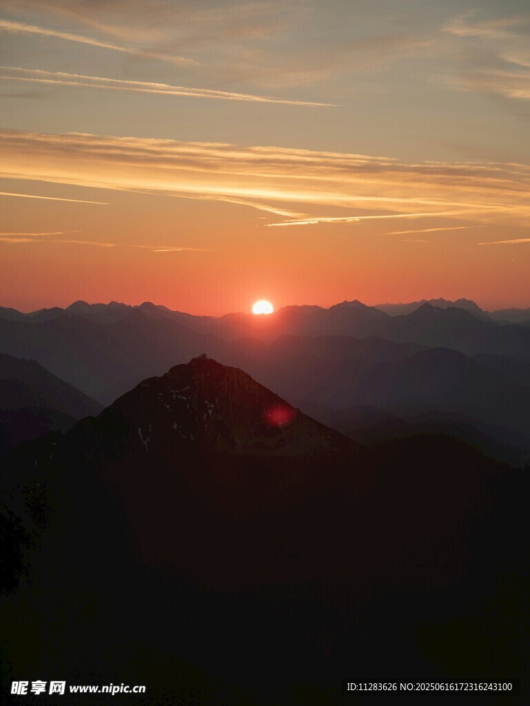 山顶日出美景