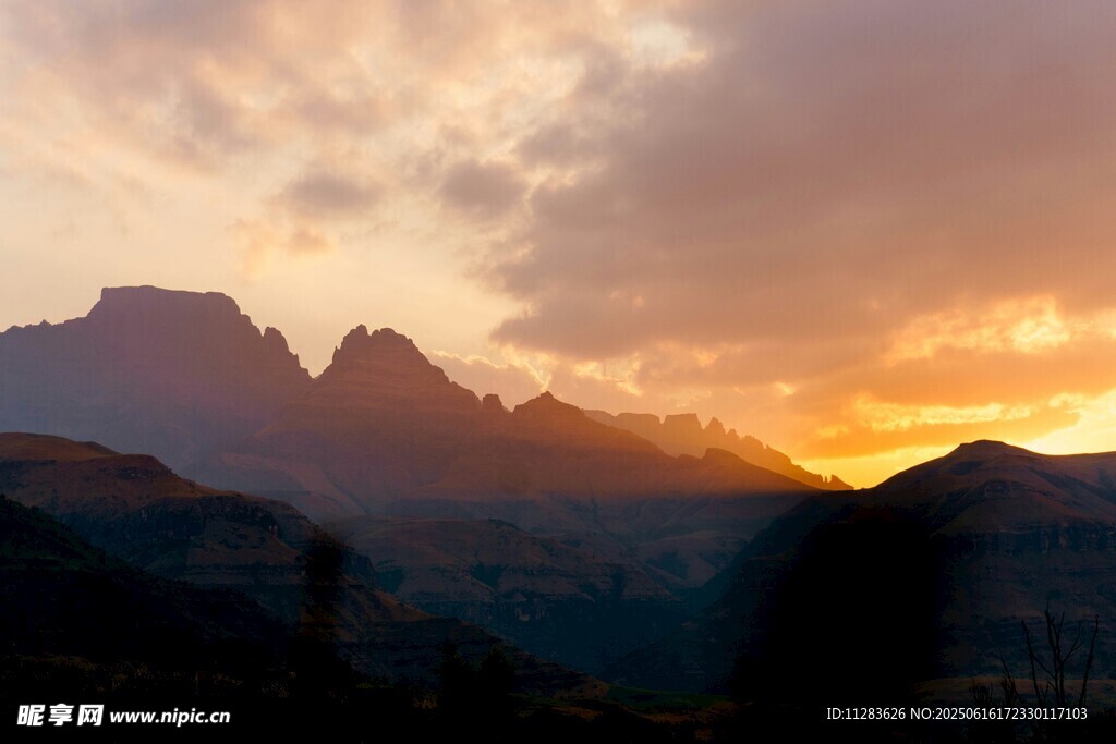夕阳下的壮丽山峦
