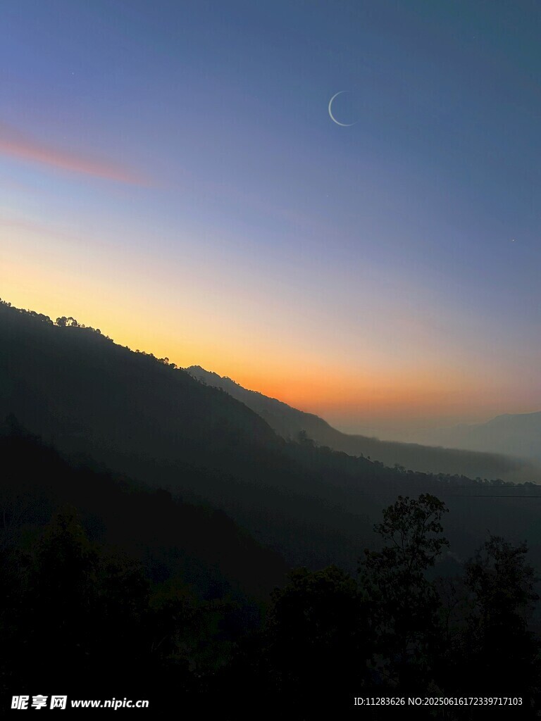山间暮色中的弯月美景