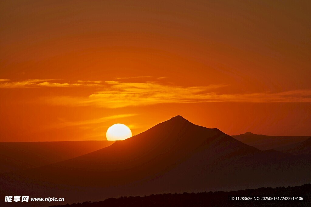 夕阳下的山峦美景