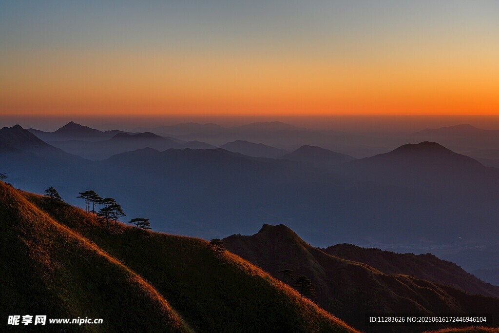 日出时分的壮美山峦景色