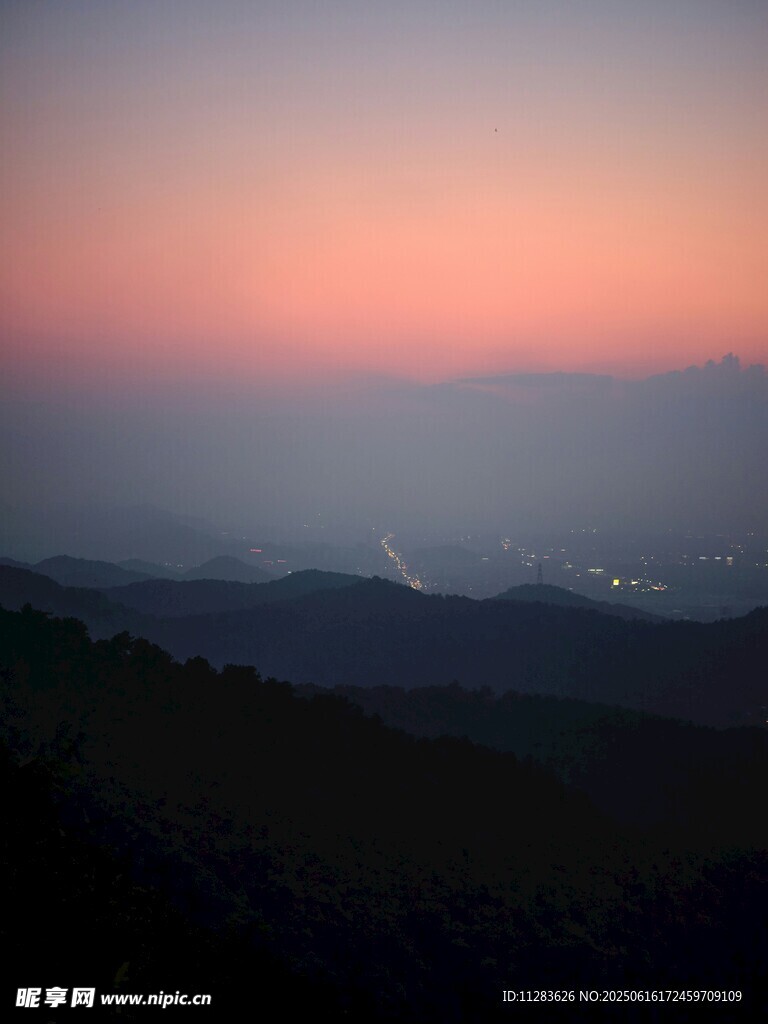 山间日落美景