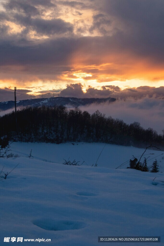雪野上的壮丽日落景观