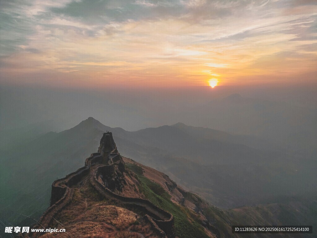 山顶壮丽日出美景